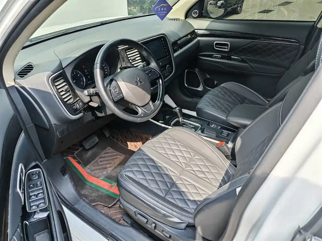 Mitsubishi Outlander — фото 7