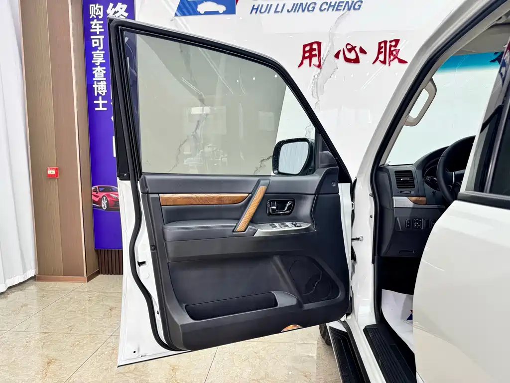 Mitsubishi Pajero (Import) — фото 16