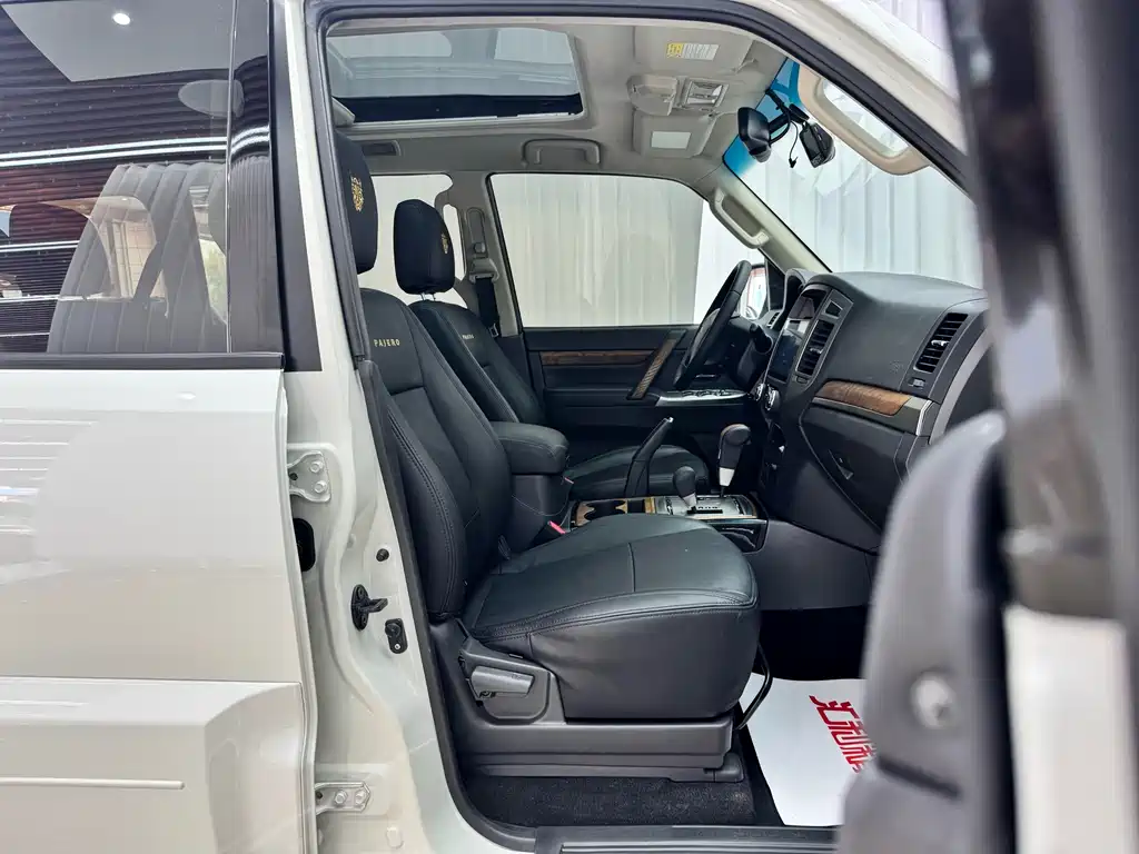 Mitsubishi Pajero (Import) — фото 17