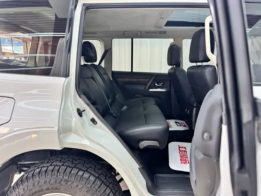 Mitsubishi Pajero (Import) — фото 18