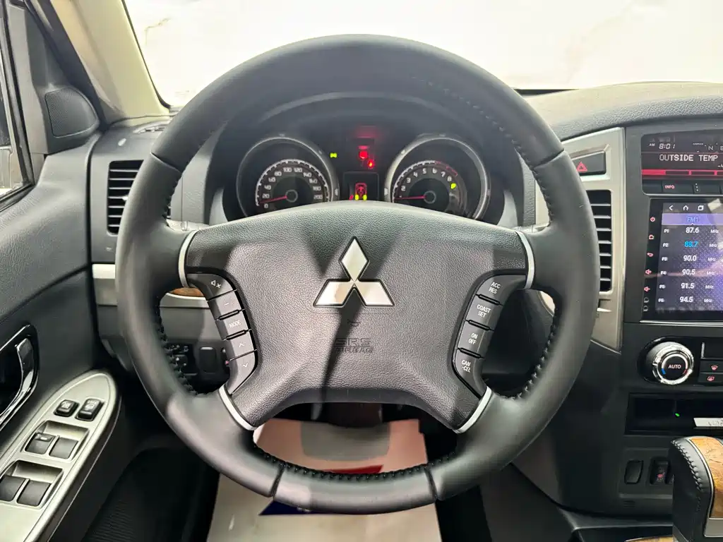 Mitsubishi Pajero (Import) — фото 10