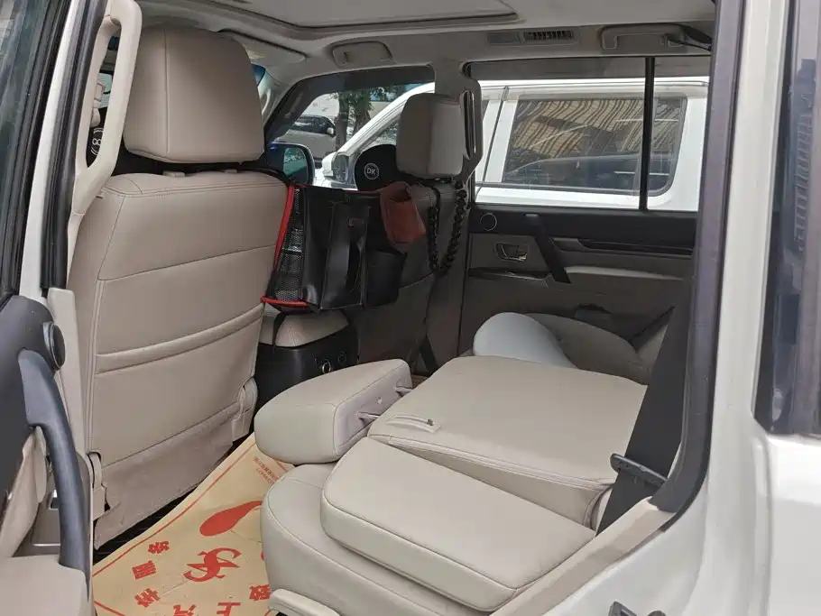Mitsubishi Pajero (Import) — фото 11
