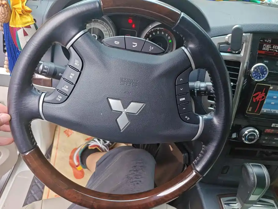 Mitsubishi Pajero (Import) — фото 15