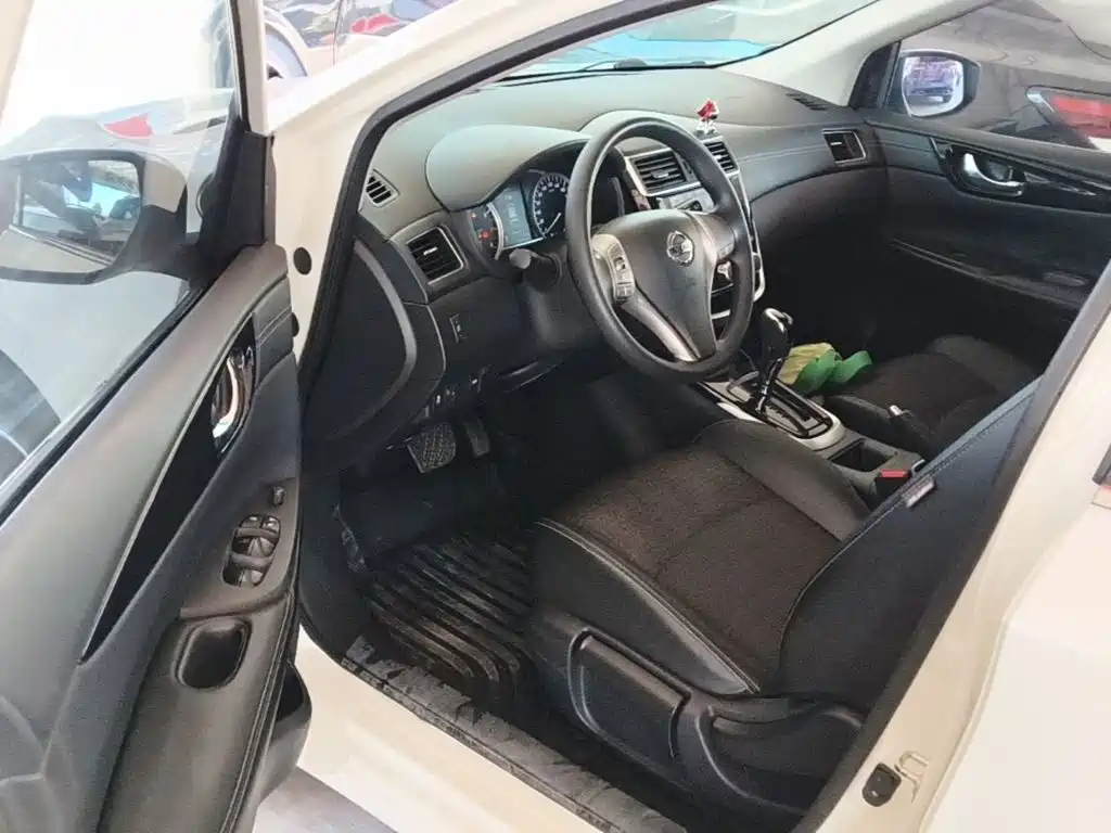 Nissan Tiida — фото 16