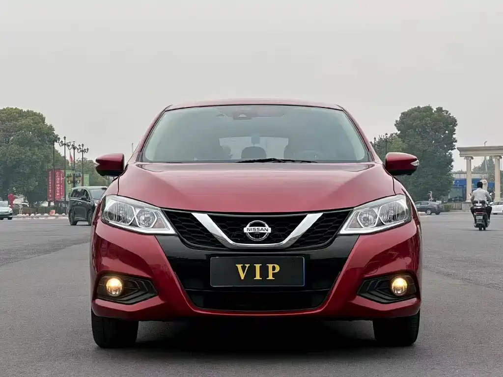 Nissan Tiida — фото 2