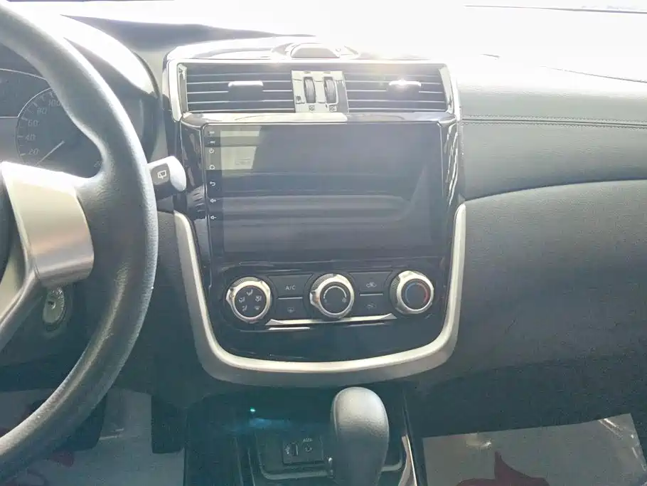 Nissan Tiida — фото 13