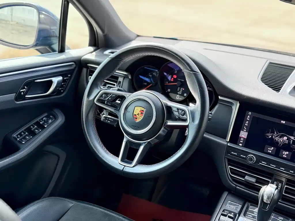 Porsche Macan — фото 17