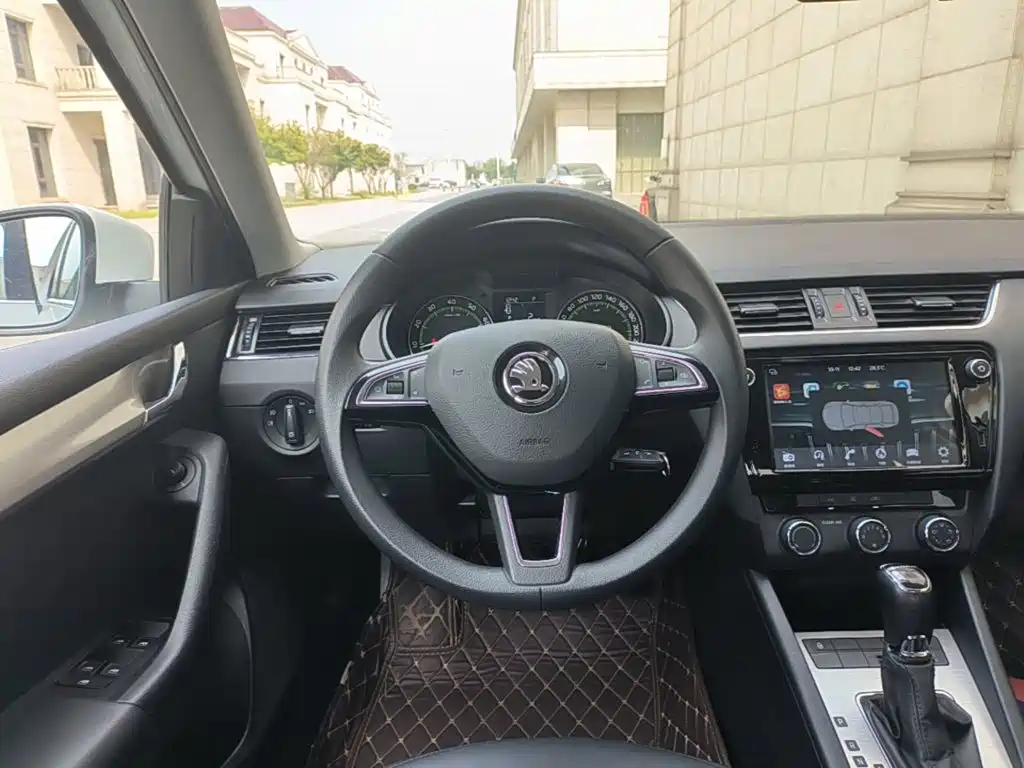 Skoda Octavia — фото 11