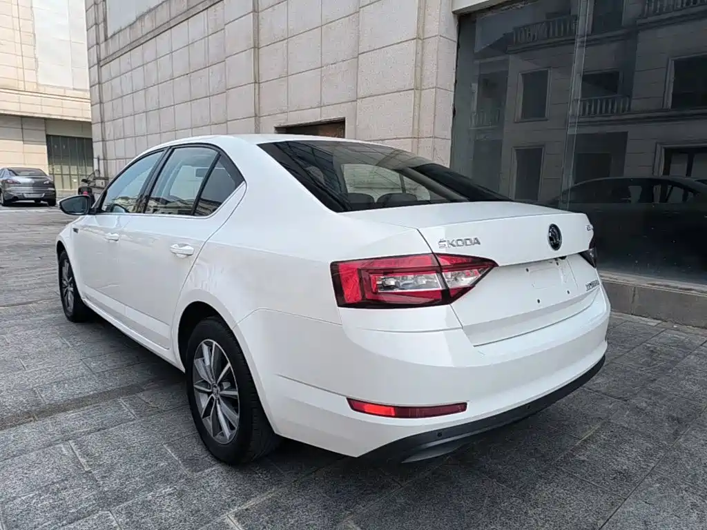 Skoda Octavia — фото 5
