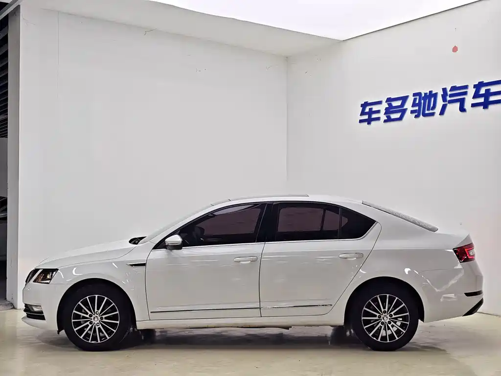 Skoda Octavia — фото 4