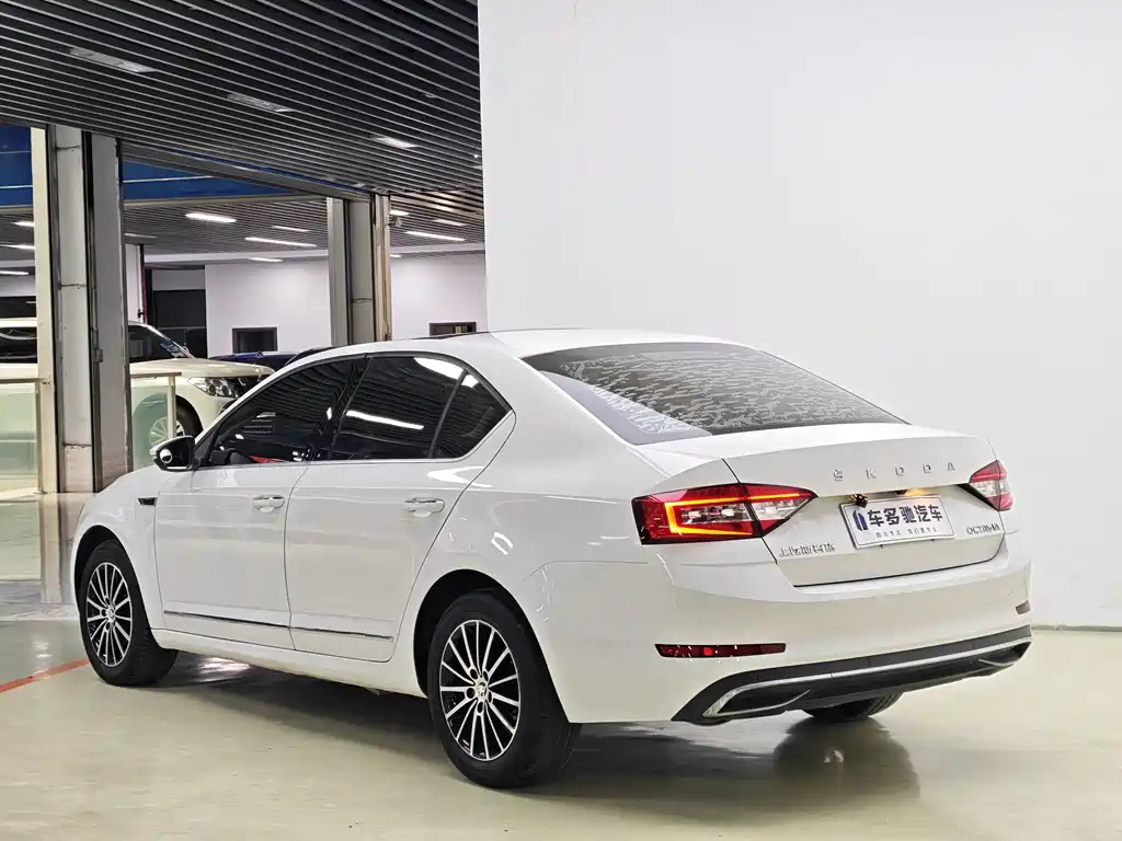 Skoda Octavia — фото 5