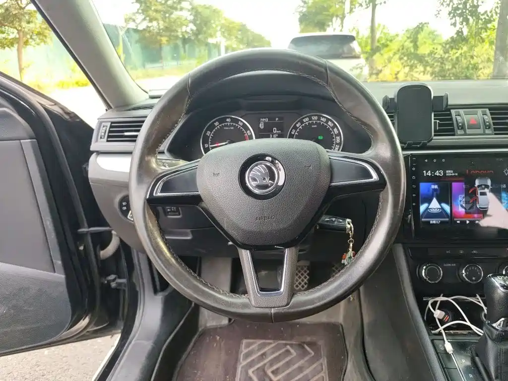 Skoda Superb — фото 3