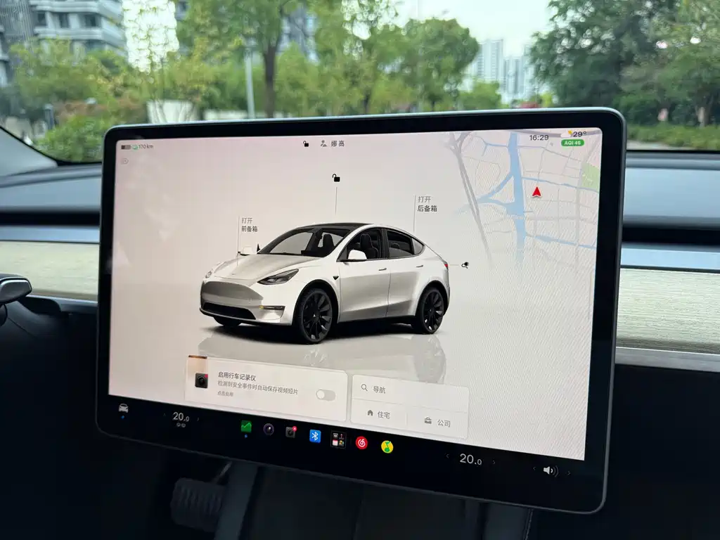 Tesla Model Y — фото 15