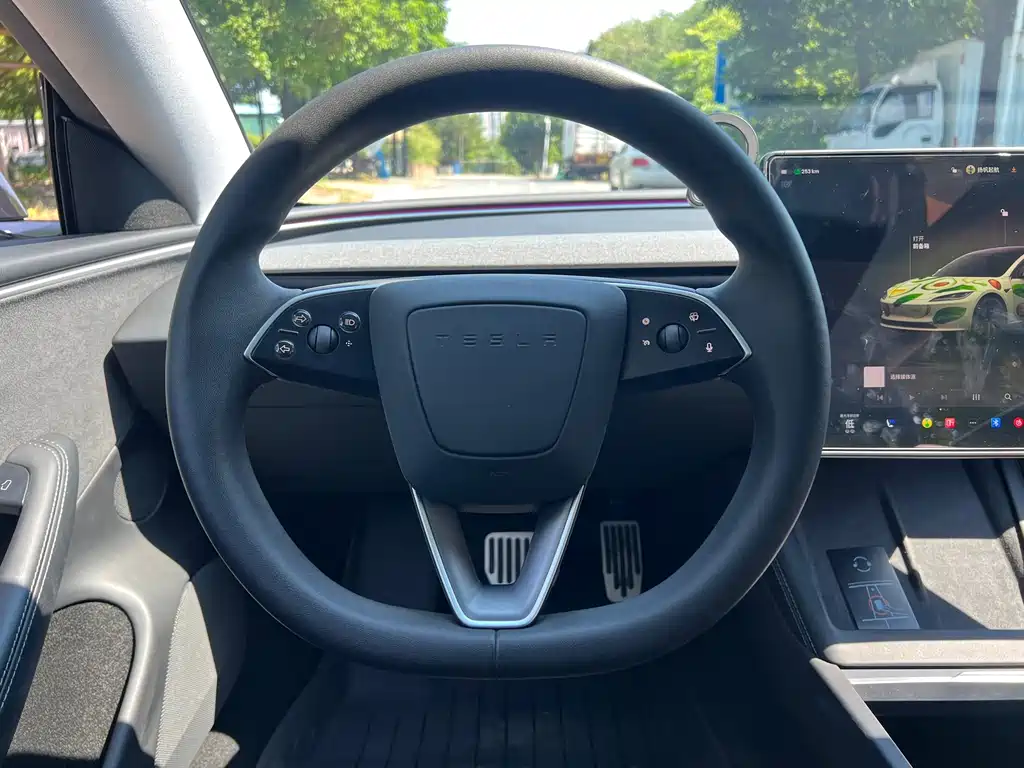 Tesla Model 3 — фото 4
