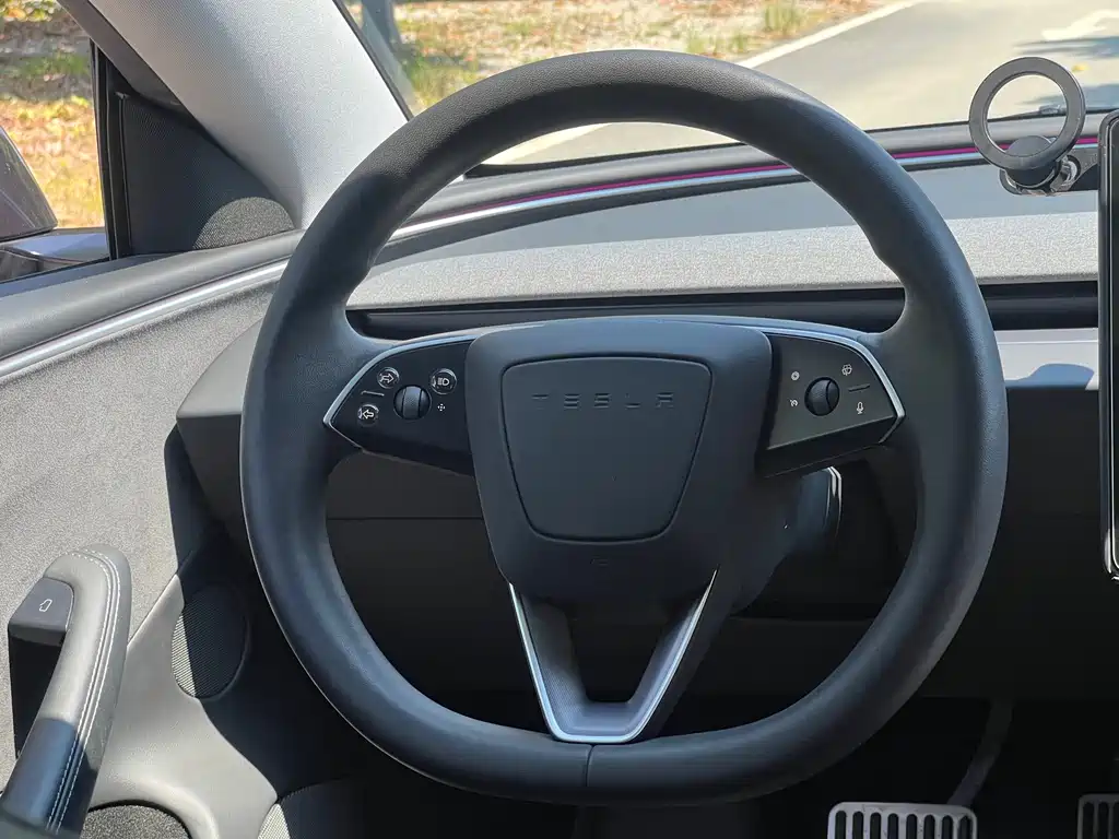 Tesla Model 3 — фото 10