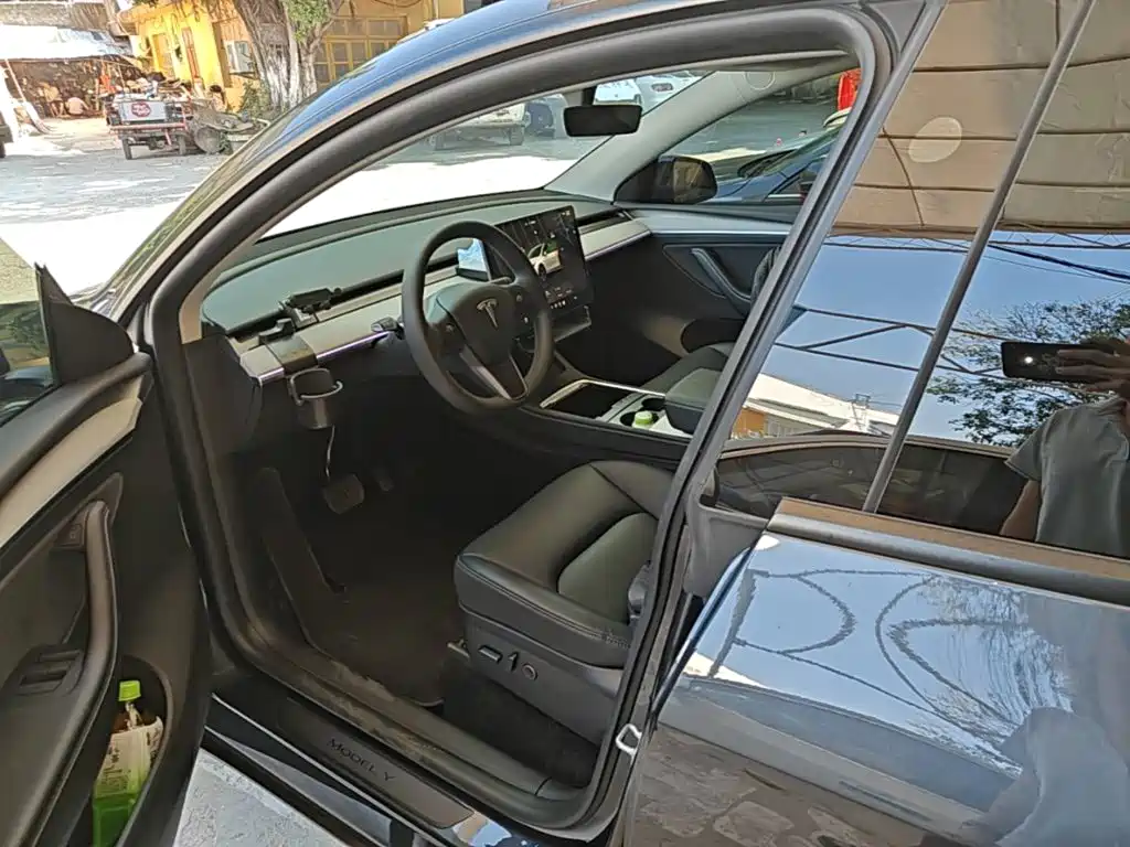 Tesla Model Y — фото 15