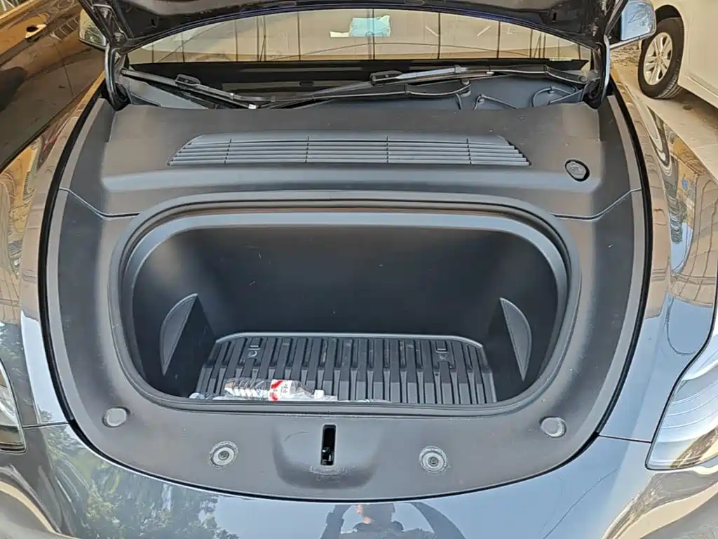 Tesla Model Y — фото 20