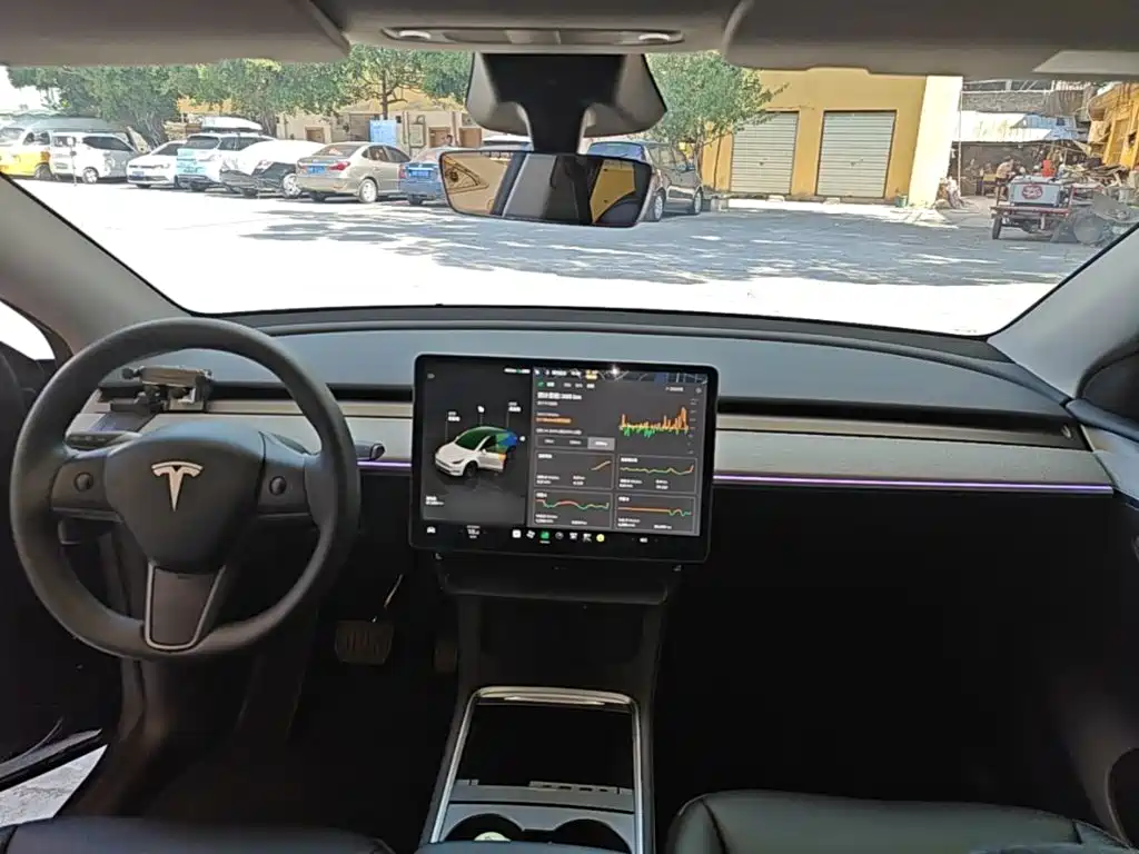 Tesla Model Y — фото 10