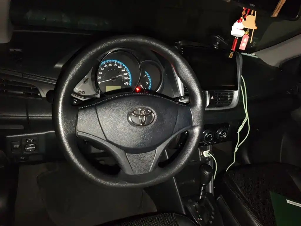 Toyota Yaris L — фото 5