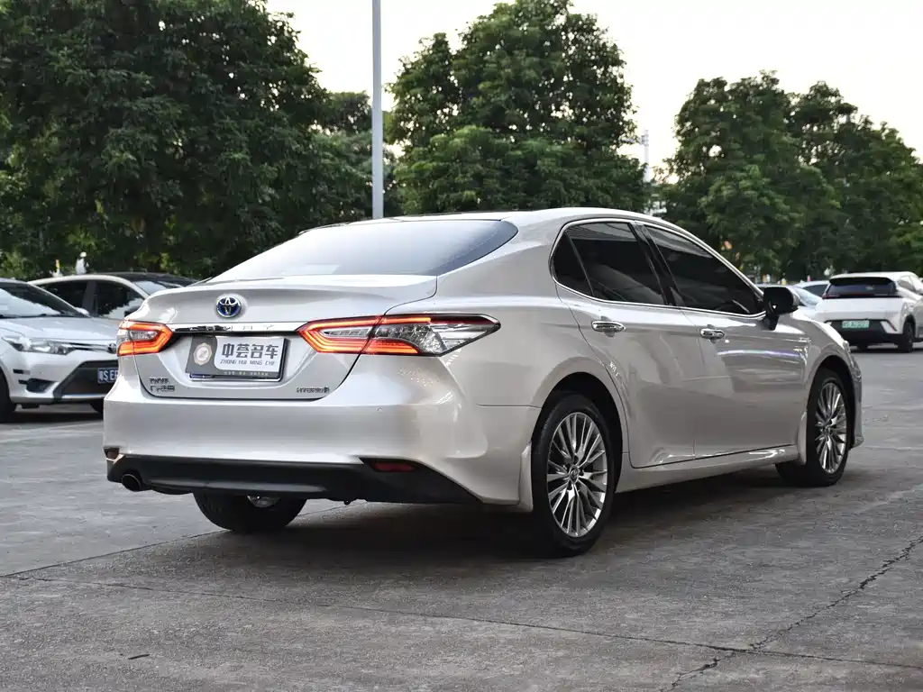 Toyota Camry — фото 21
