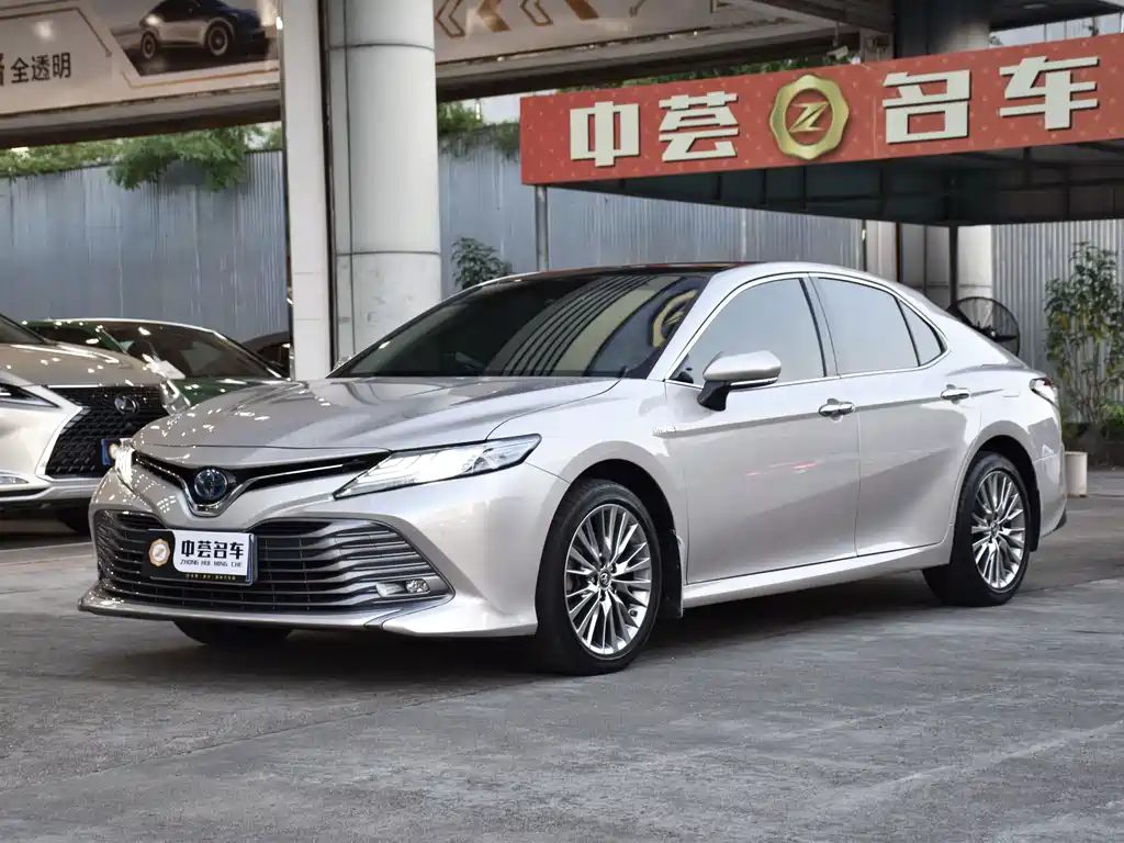 Toyota Camry — фото 1