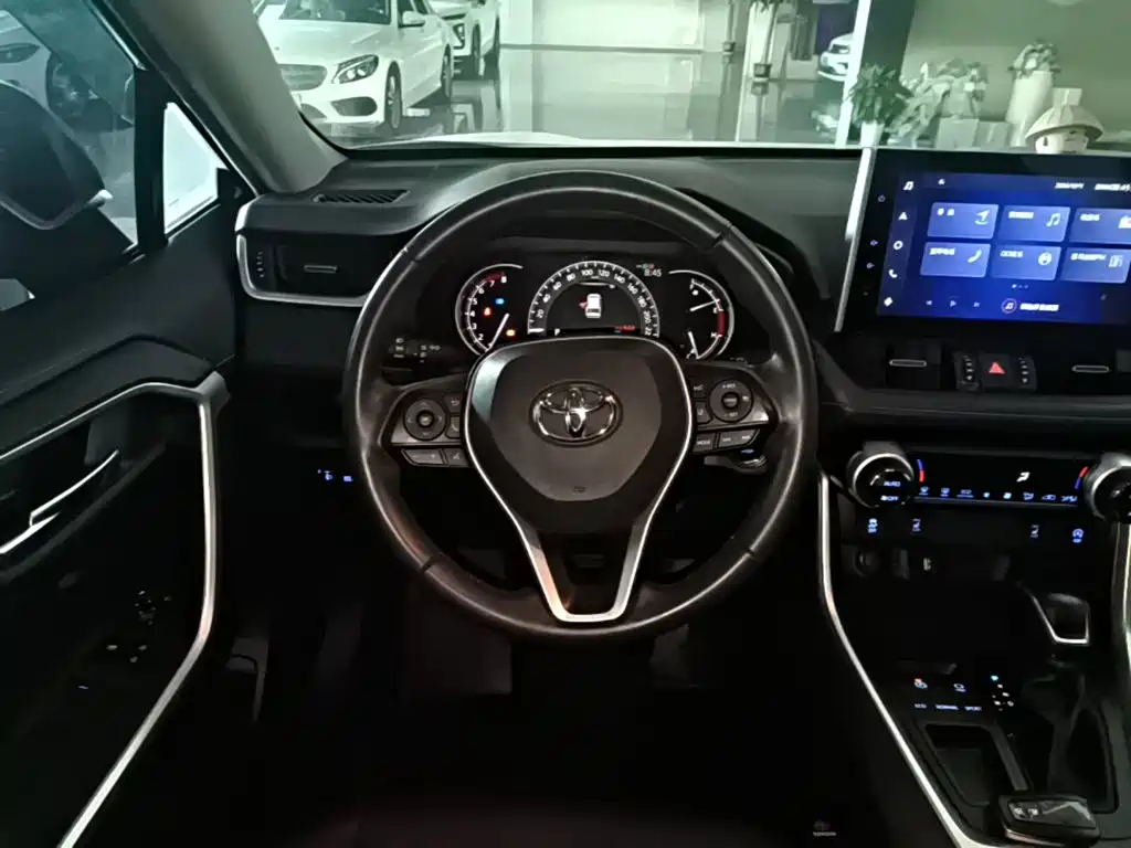 Toyota RAV4 — фото 11