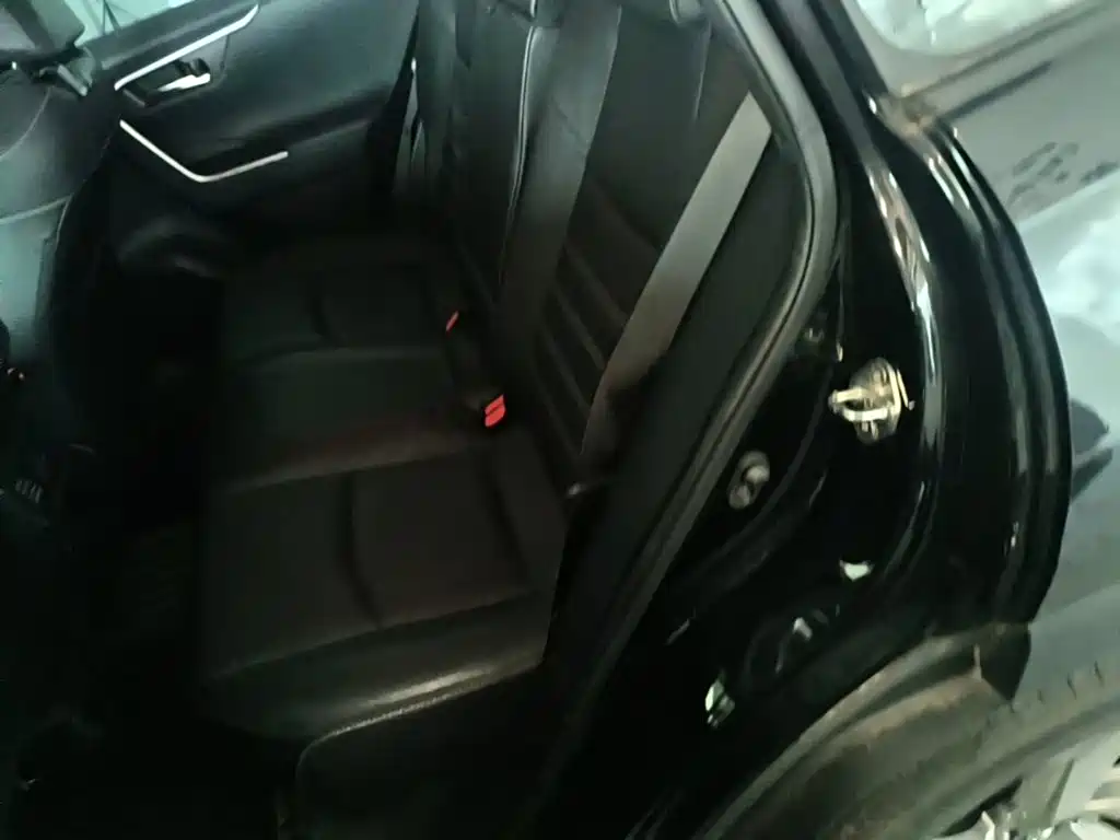 Toyota RAV4 — фото 17