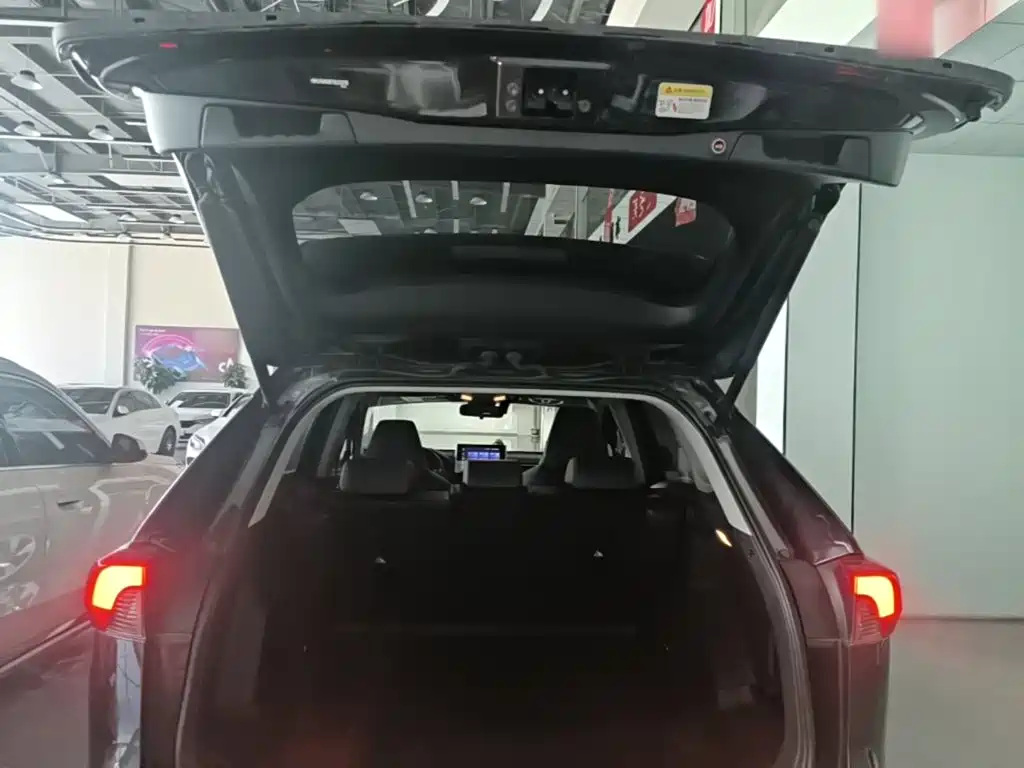 Toyota RAV4 — фото 19