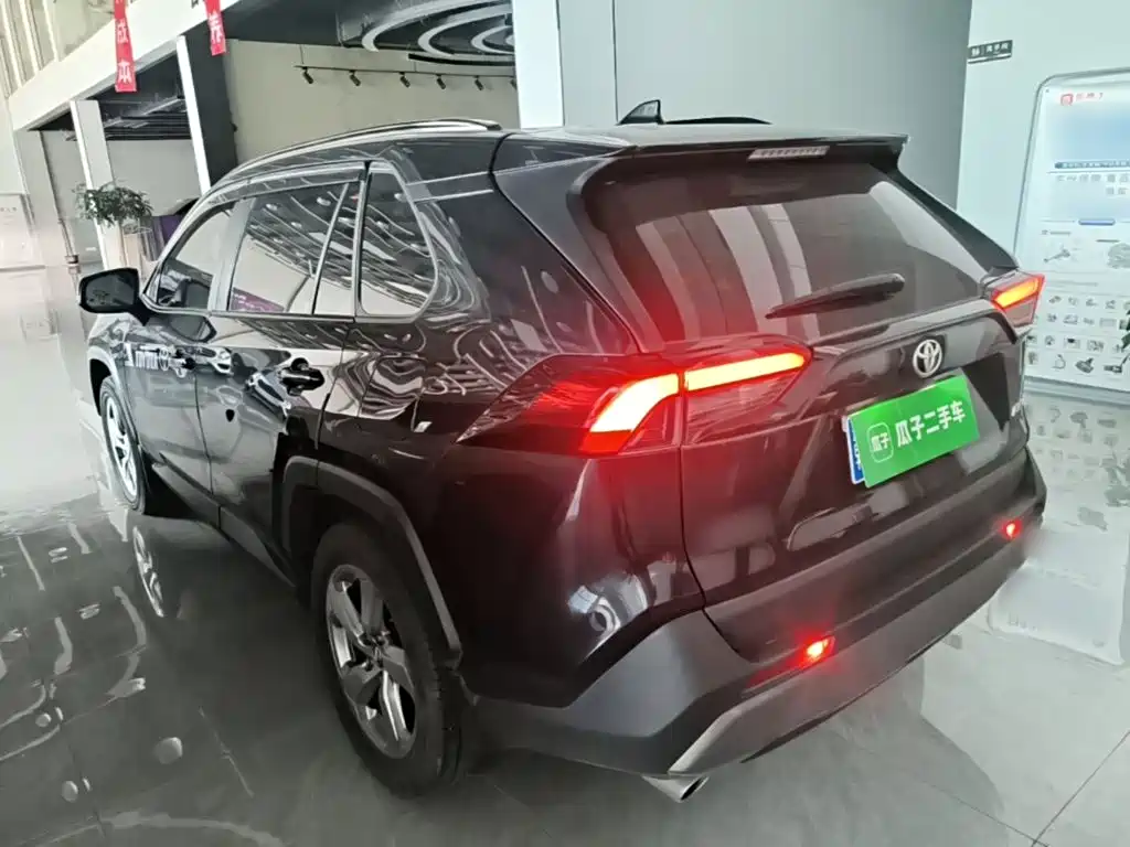 Toyota RAV4 — фото 5