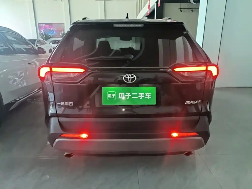 Toyota RAV4 — фото 6