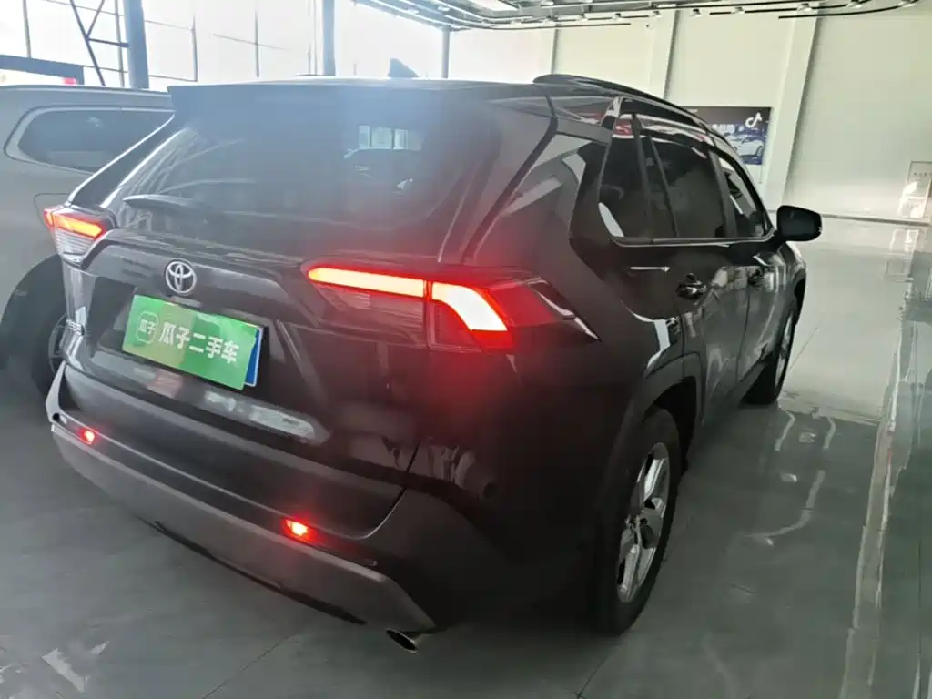Toyota RAV4 — фото 7