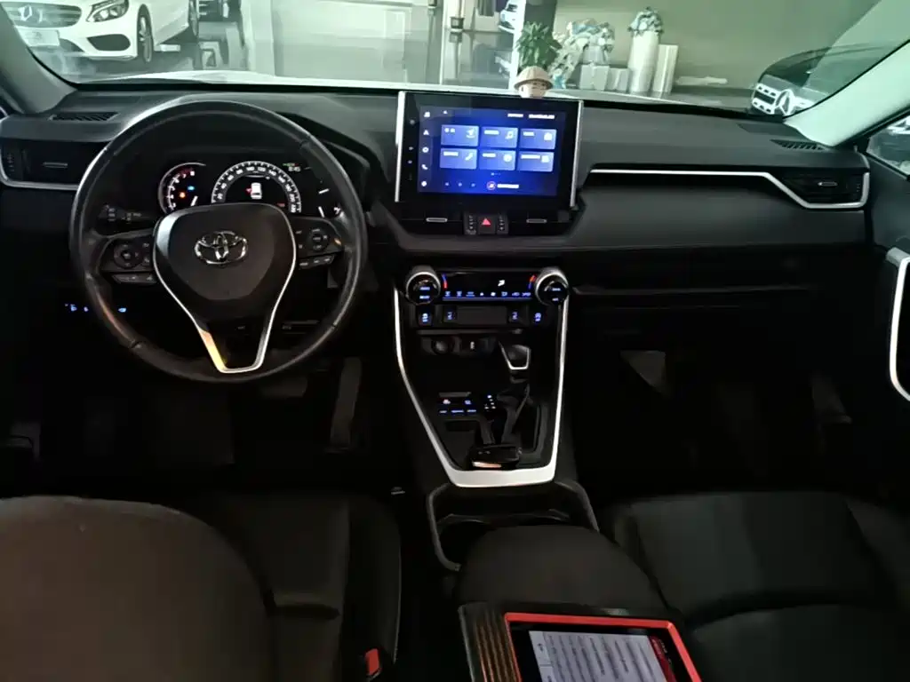 Toyota RAV4 — фото 10
