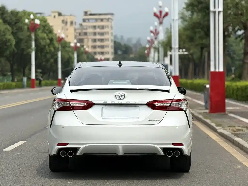 Toyota Camry — фото 11