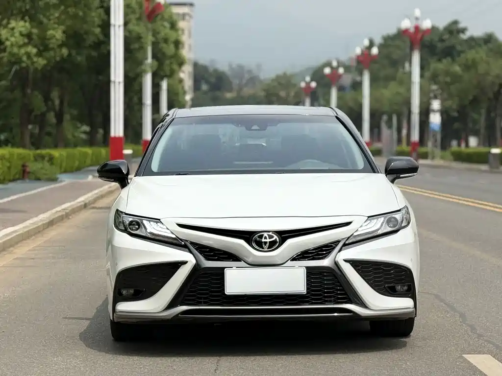 Toyota Camry — фото 3