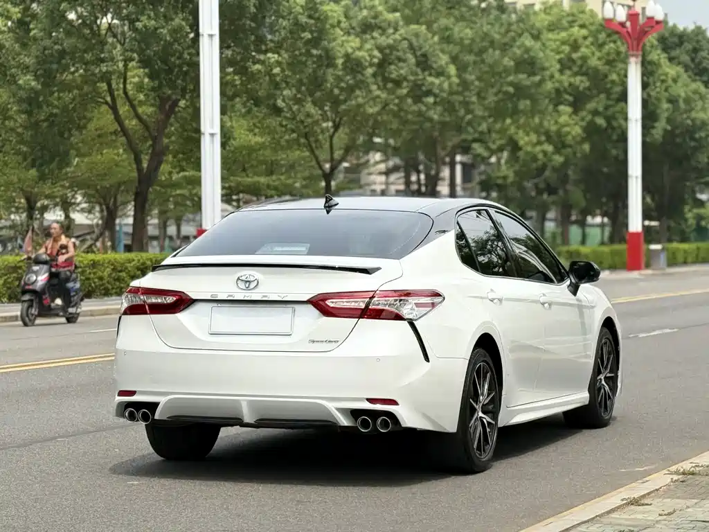 Toyota Camry — фото 9