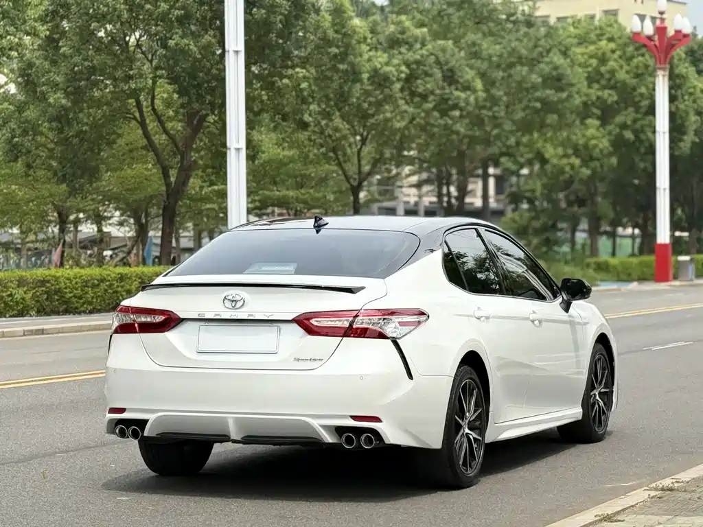 Toyota Camry — фото 10