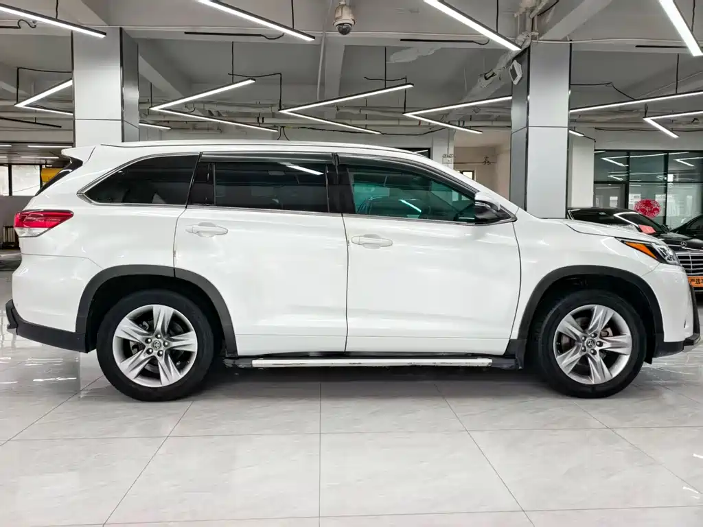 Toyota Highlander — фото 9