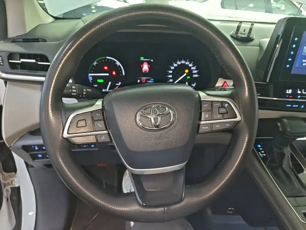 Toyota Sienna — фото 11