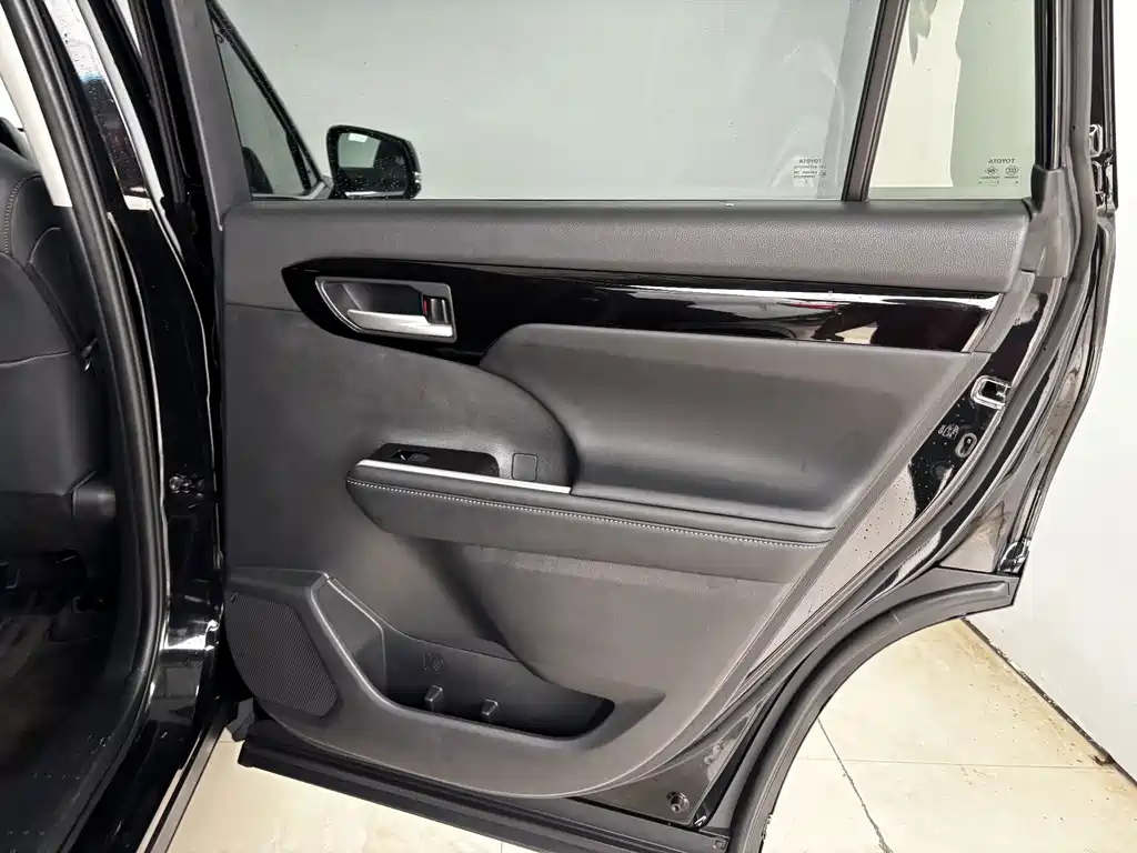Toyota Highlander — фото 25