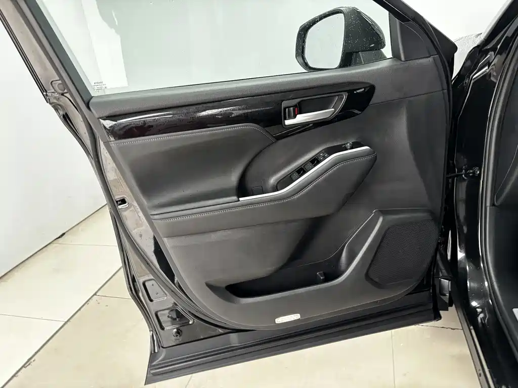 Toyota Highlander — фото 10