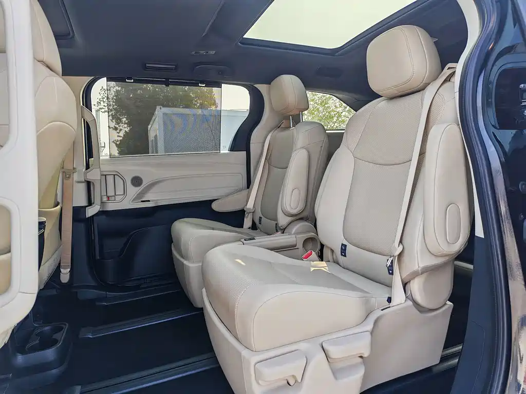 Toyota Granvia — фото 6