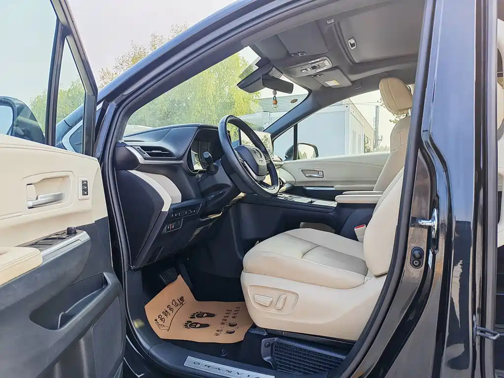 Toyota Granvia — фото 8