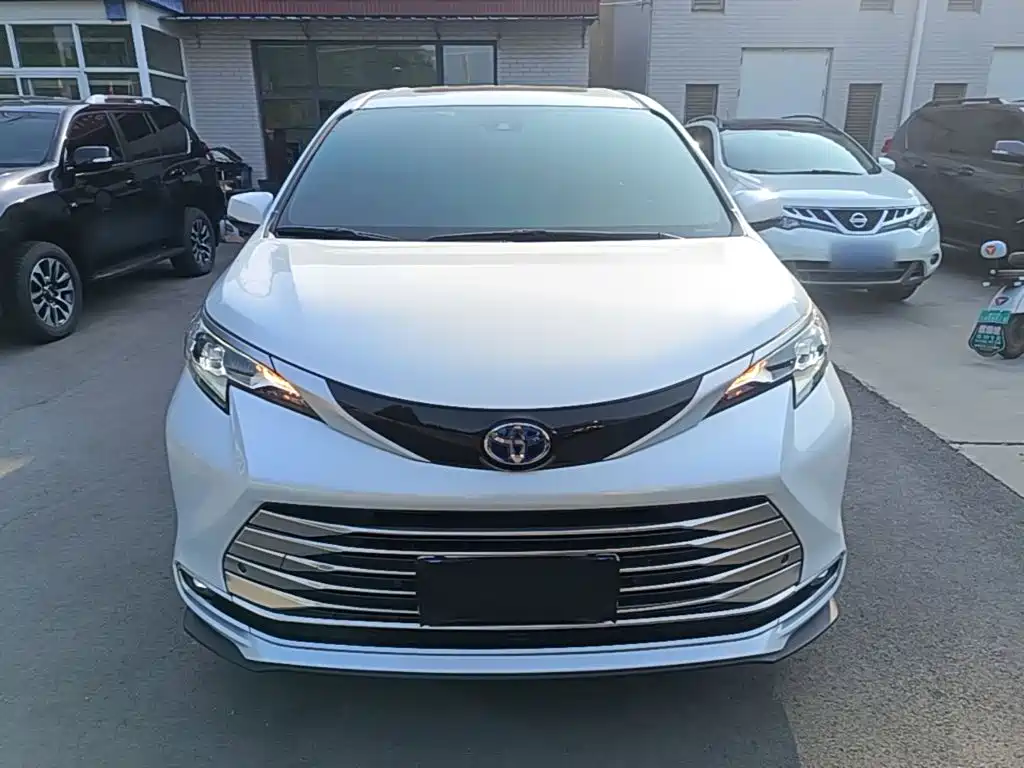 Toyota Sienna — фото 3