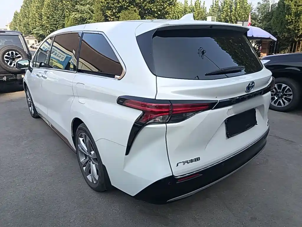 Toyota Sienna — фото 5