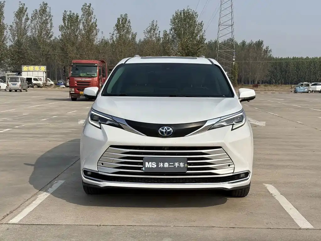 Toyota Sienna — фото 2