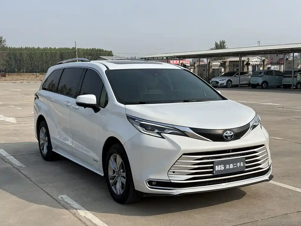 Toyota Sienna — фото 3