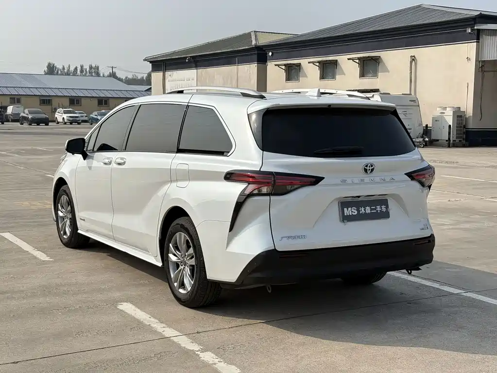 Toyota Sienna — фото 4