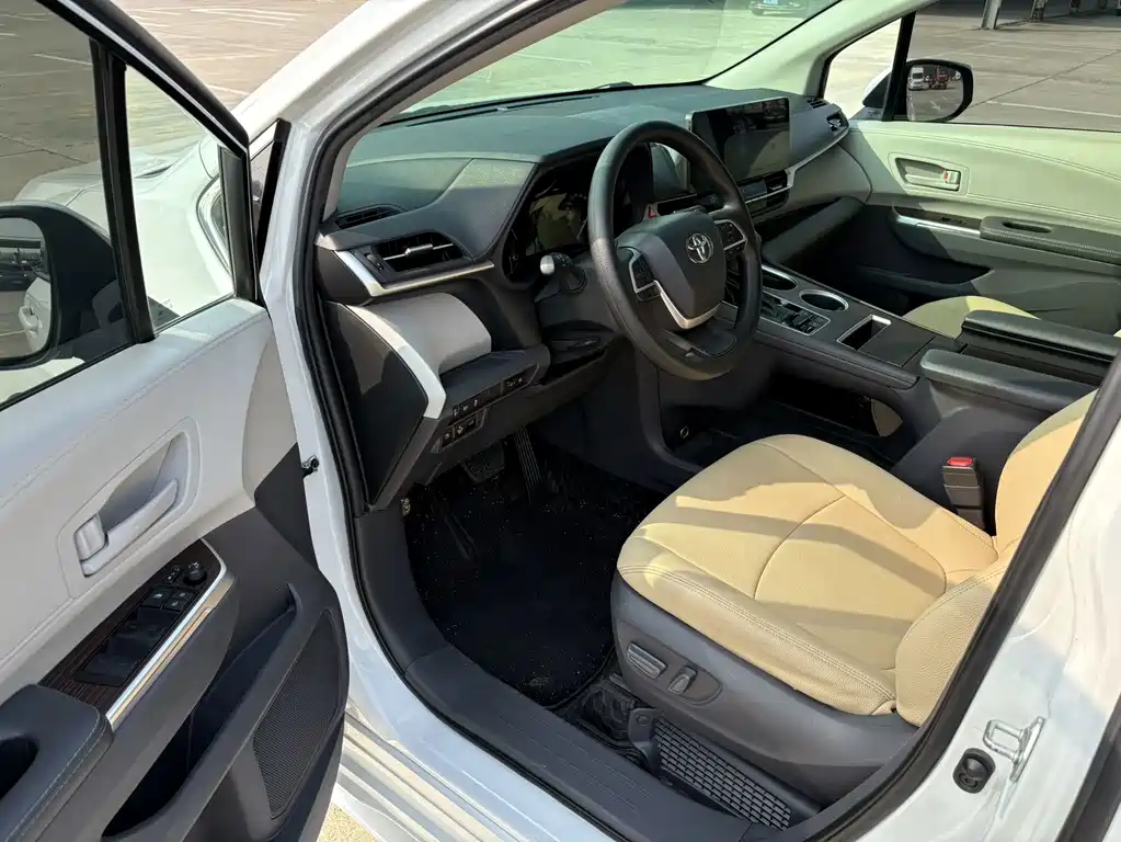 Toyota Sienna — фото 7