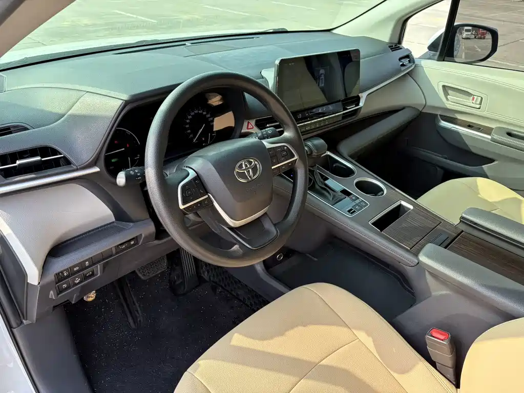 Toyota Sienna — фото 9