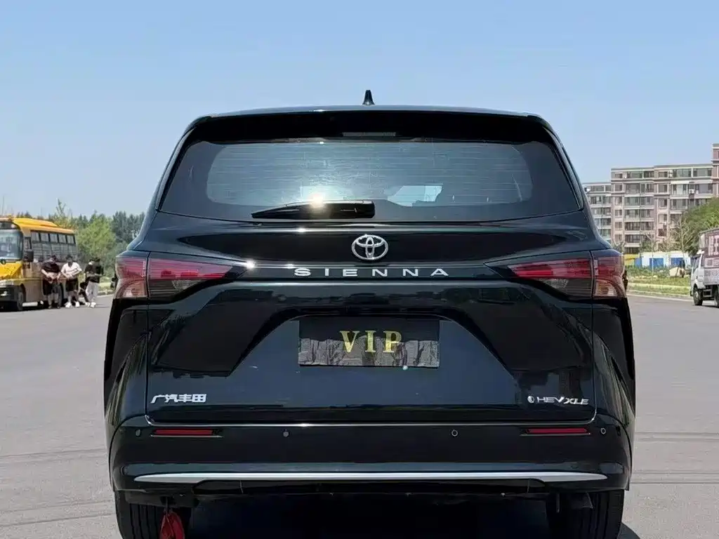 Toyota Sienna — фото 8
